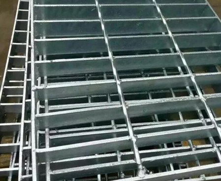 你知道在安裝鋼格柵的時候怎樣開孔嗎? 你知道在安裝鋼格柵的時候怎樣開孔嗎?