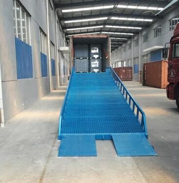 移動(dòng)式叉車裝卸臺(tái)采用鋼格板防水銹蝕「泰江鋼格板」 移動(dòng)式叉車裝卸臺(tái)采用鋼格板防水銹蝕「泰江鋼格板」